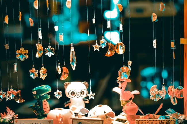 picture of hanging deco and toys