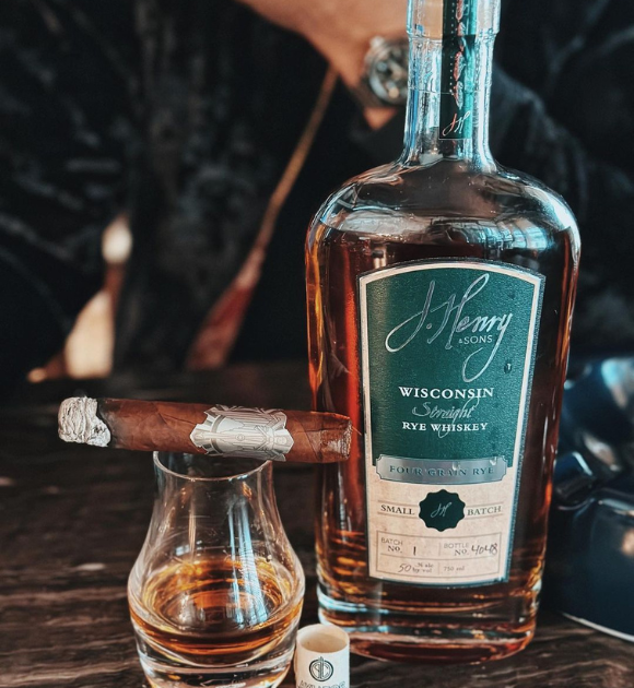 Pair-Cigars-with-whiskey