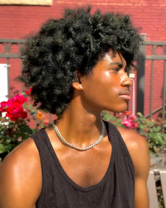 A natural and flowy look with afro haircut. 