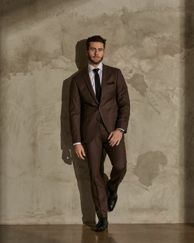 A unique summer look with a brown suit. 