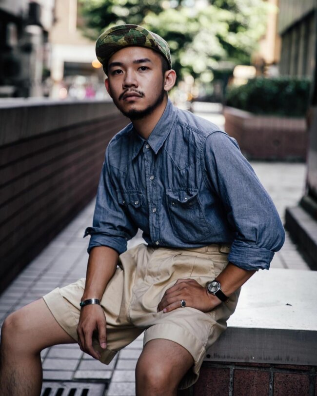 A classy look with chambray shirt paired with shorts.