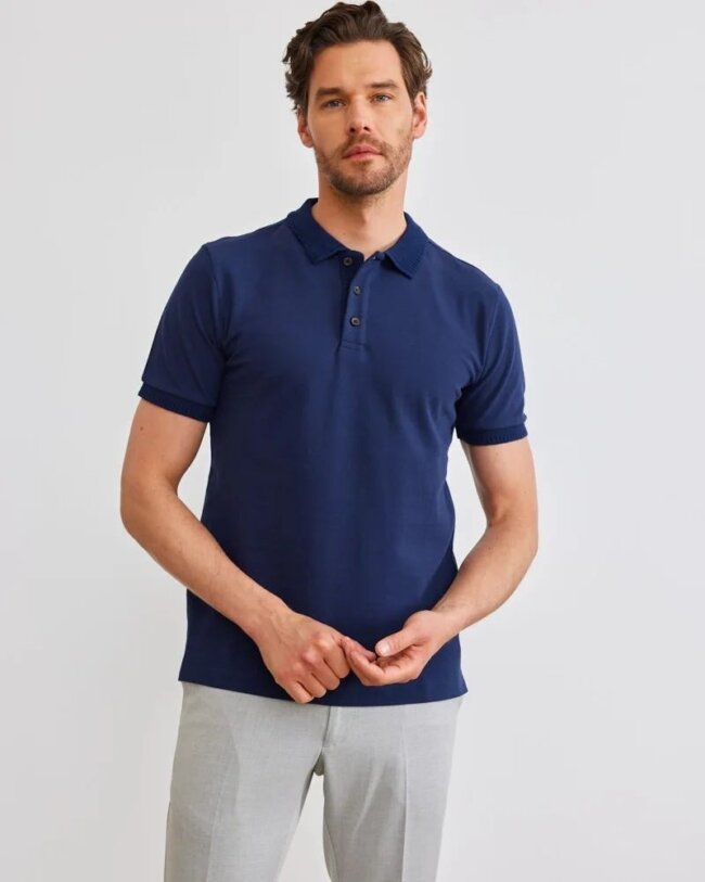 Cotton polo shirt in dark colors provides a laid-back yet elegant appearance. 
