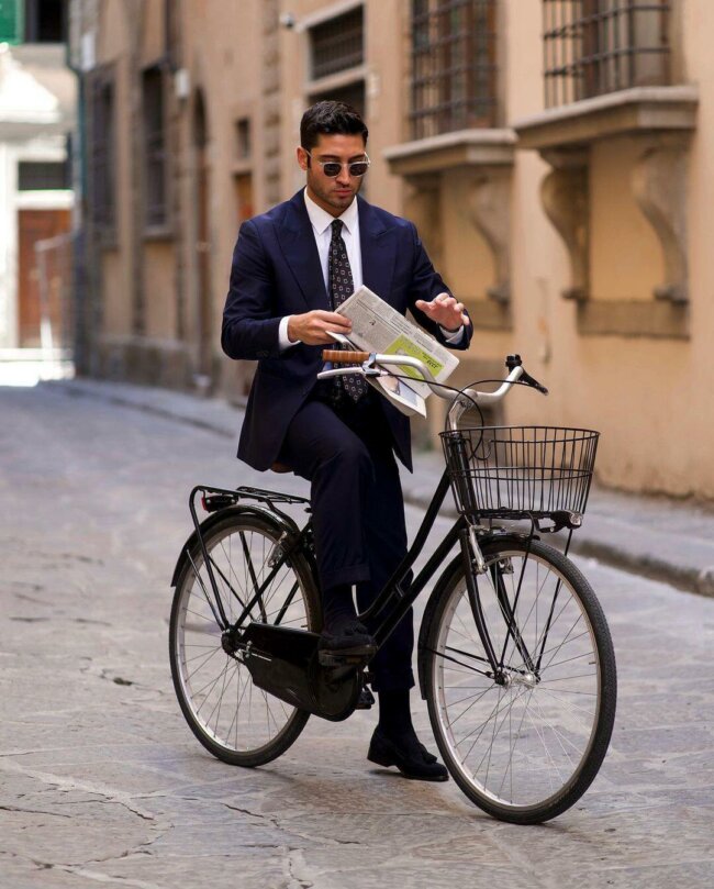 A classy cotton suit in dark shades, perfect for summer. 