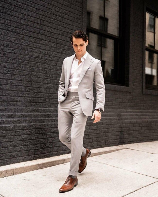 A light gray suit perfect to be worn on a wedding. 