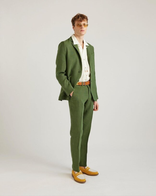 A relaxed yet refined linen suit, offering a classy summer look. 