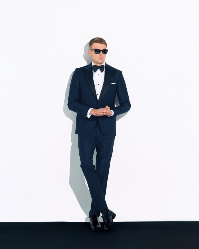 A luxurious prom outfit in midnight blue shades.