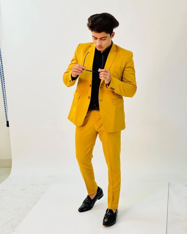 A preppy look with mustard yellow suit. 