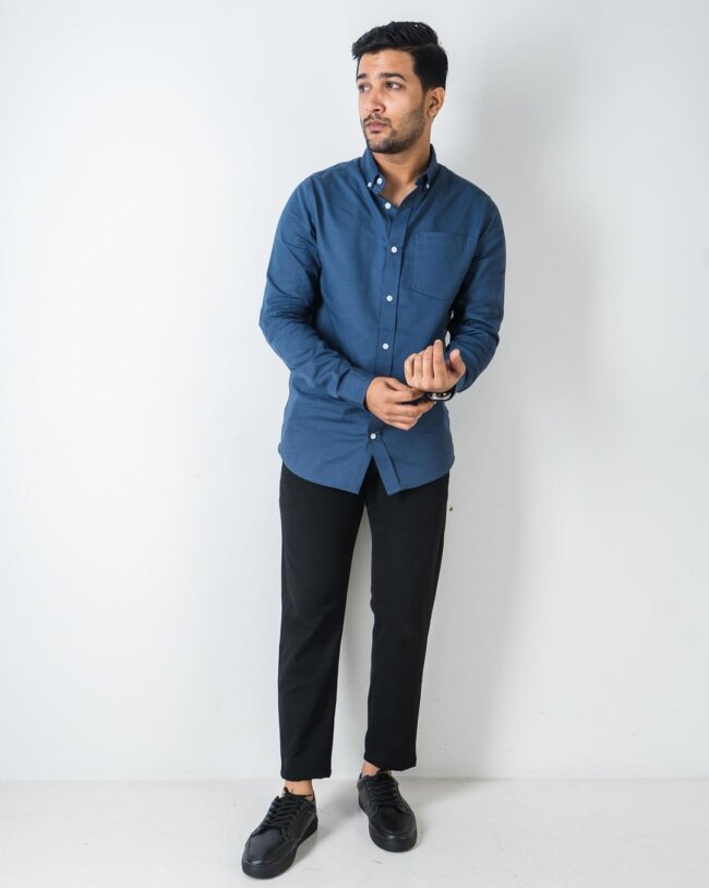 A casual yet classy outfit with a navy blue polo shirt.