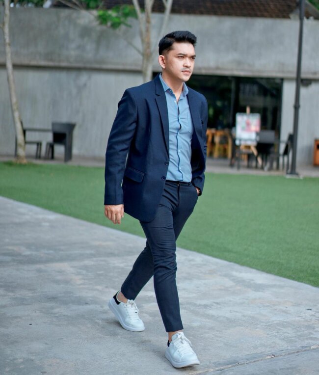 A stylish look with navy pants. 
