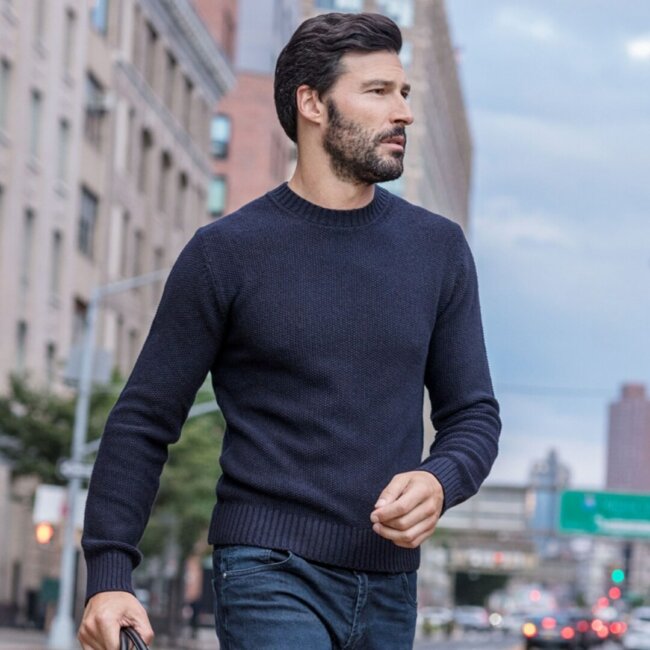 A high-class look with a navy blue sweater. 