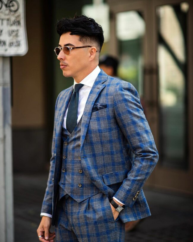 A chic appearance featuring a notched lapel suit. 