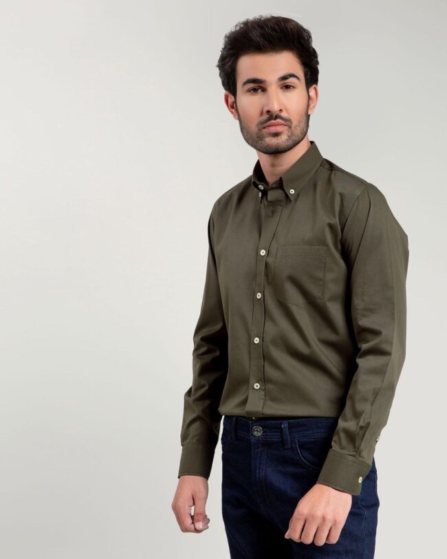 A classic look with an olive green button-down shirt. 