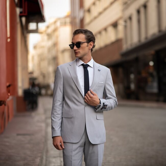 A classy outfit featuring a one-button suit. 