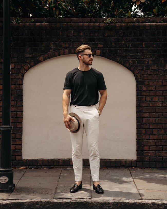 A relaxed yet refined look with a plain tee. 