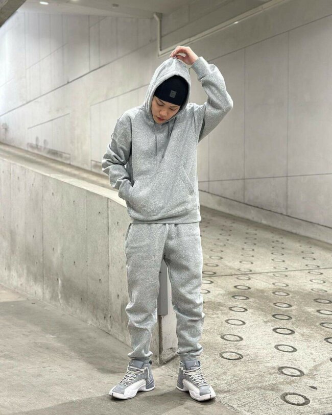 An athletic look featuring hoodie and joggers offer a classy summer look.