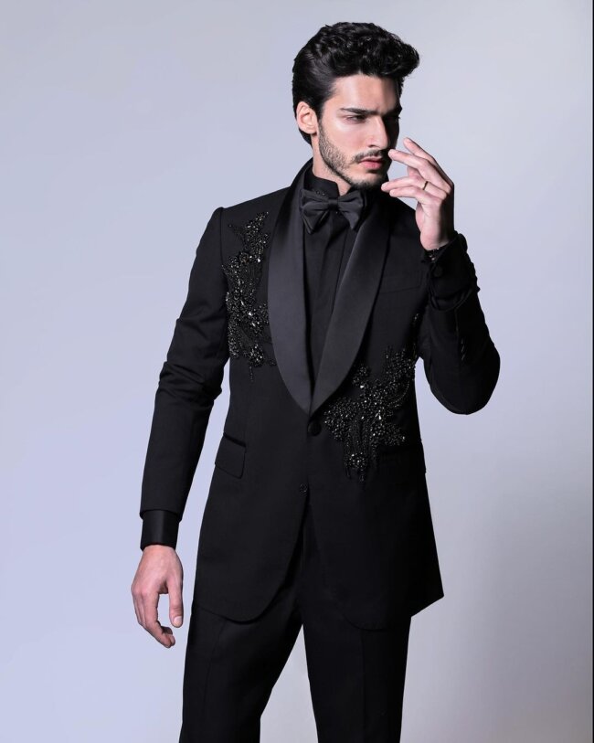 A classy black shawl collar suit, the right fit for weddings.