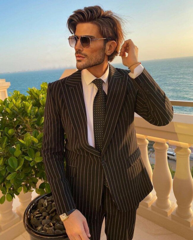 An outstanding appearance with a striped suit for summer. 