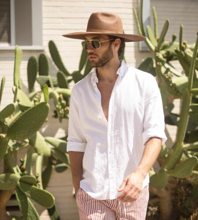 A laid-back casual look with sun hat. 