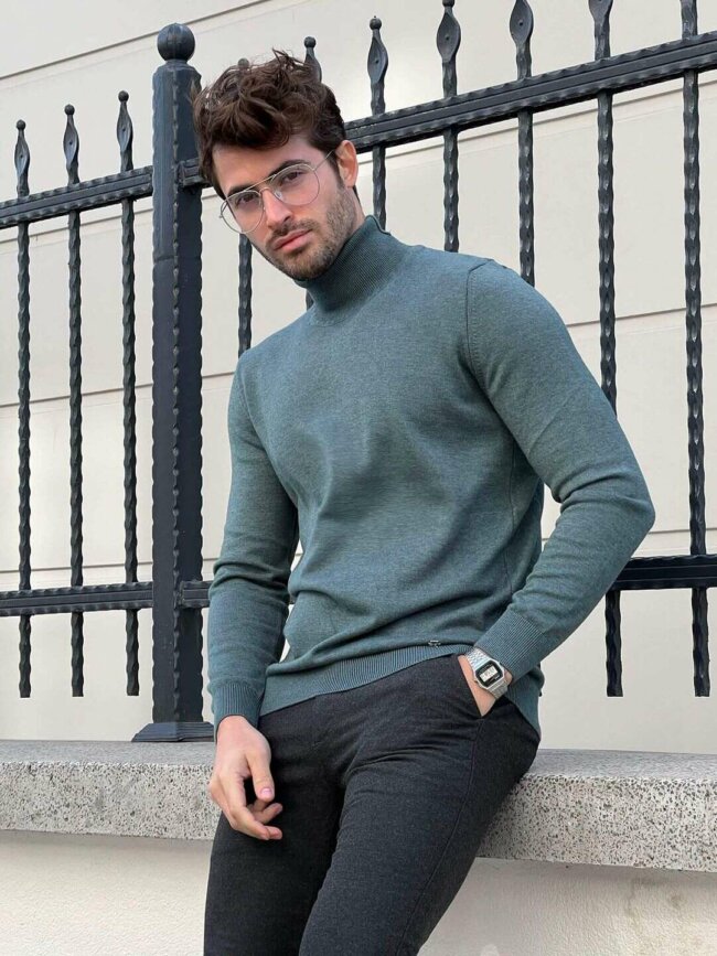 An amazing turtleneck, perfect for both summer and winter. 