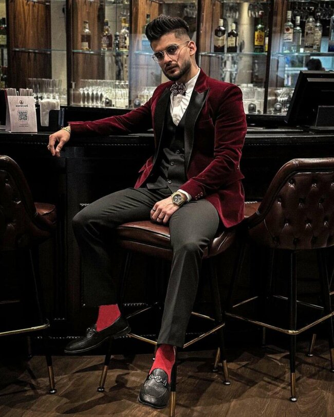 A luxurious and refined look with a velvet burgundy blazer. 