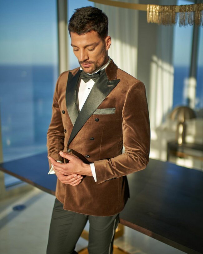 An elegant velvet look offering a high-class look. 