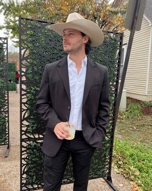 A chic cowboy outfit for weddings.