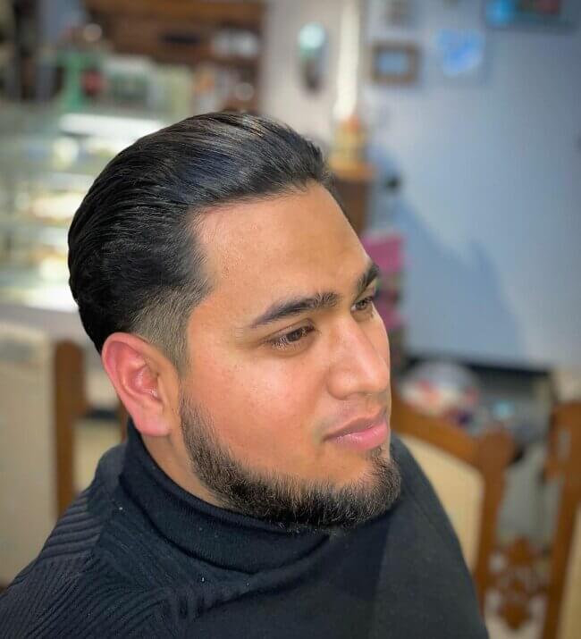 A sleek look with chin curtains. 